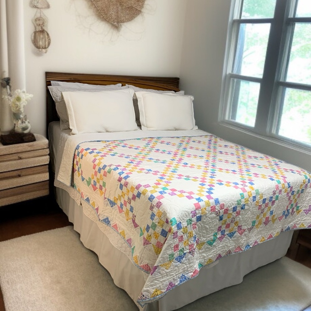 New Handmade Endless Trails Pattern Quilt With 1/2 Square / Triangle Trim